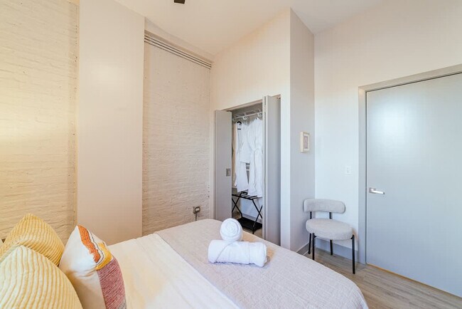 Building Photo - 1954 W North Ave