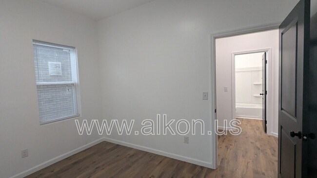 Building Photo - 566 Greenfield Ave