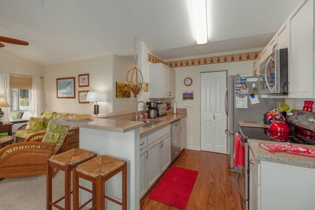 Building Photo - 2 bedroom 2 bath furnished upstairs condo ...