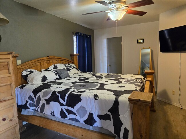 Building Photo - Furnished Four Bedroom Home With Sierra Bl...