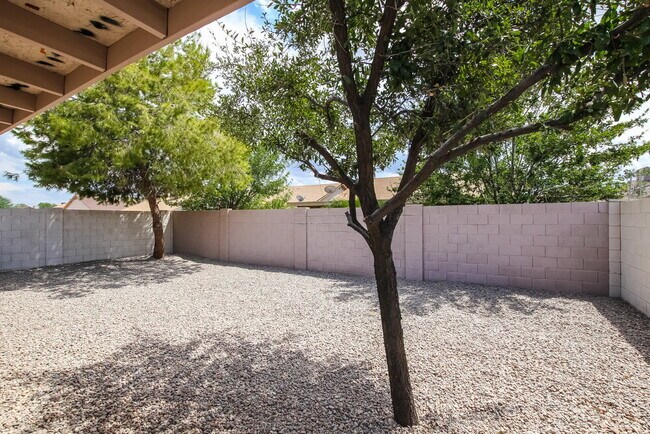 Building Photo - 11815 W Columbine Dr