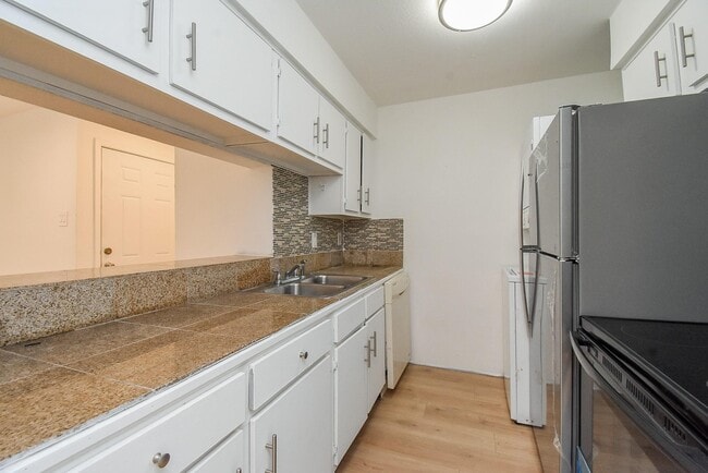 Building Photo - 7200 Clarewood Dr