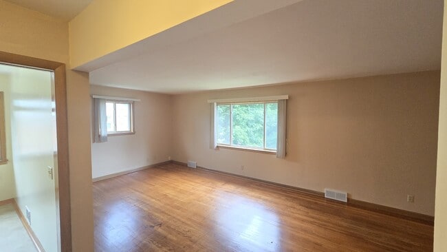 Building Photo - 426 Rushmore Ln