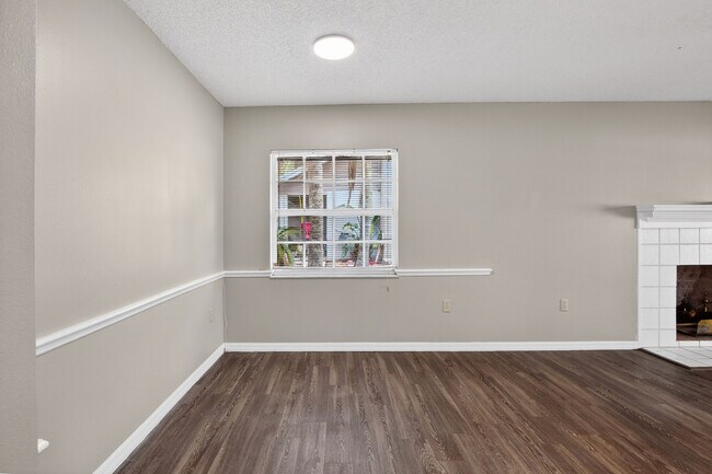 Building Photo - 802 Arietta Cir N
