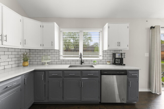 Building Photo - 16505 Timberview Dr