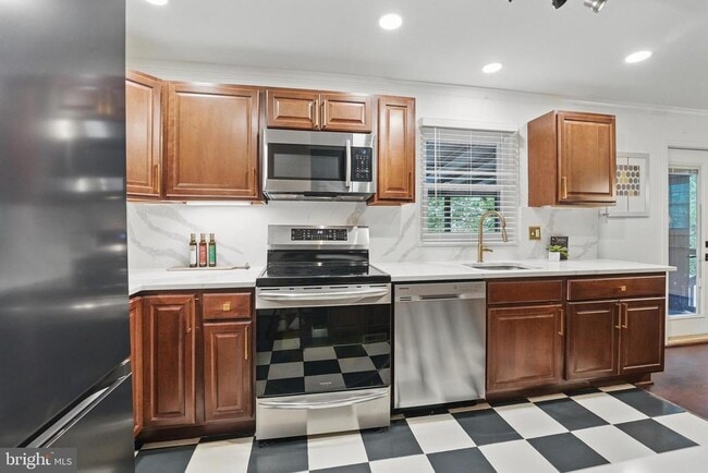 Building Photo - 7910 Bayberry Dr