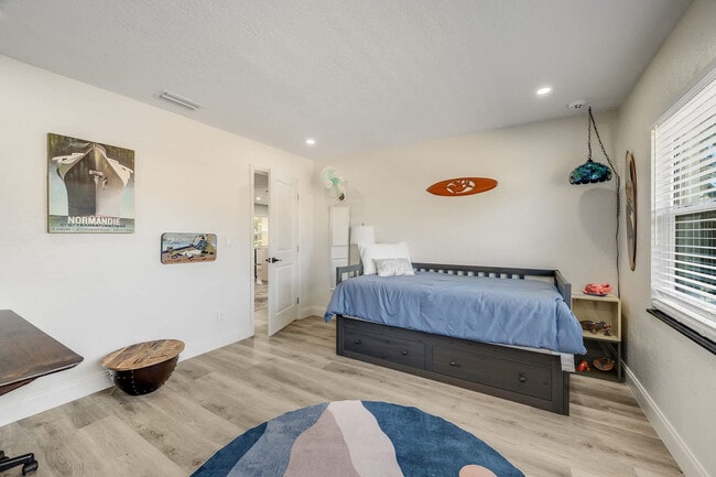 Building Photo - 415 N Shore Dr