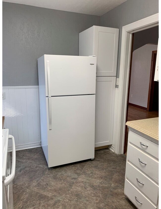 Building Photo - 1136 NW Oak Ave