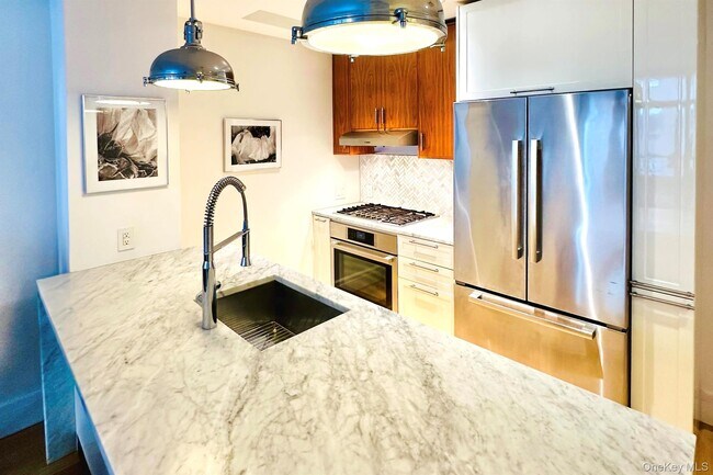 Building Photo - 47 Bridge St