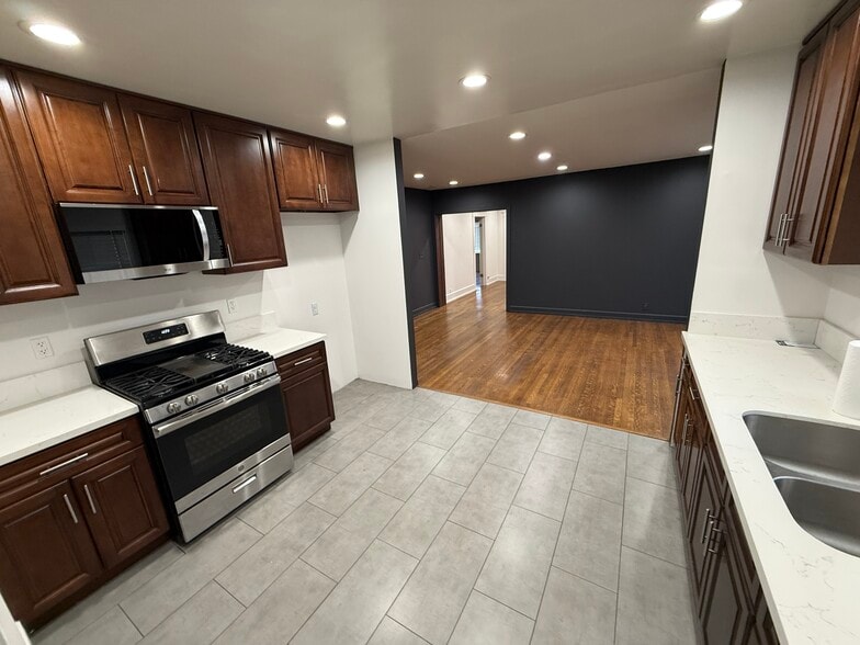Building Photo - 1493 W 47th St