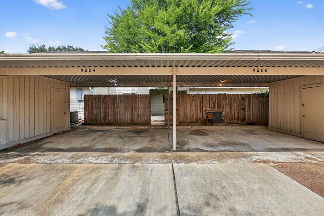 Building Photo - 9204 Westwood Village Dr