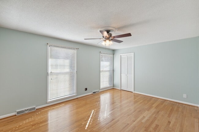 Building Photo - 220 Bartonwood Dr