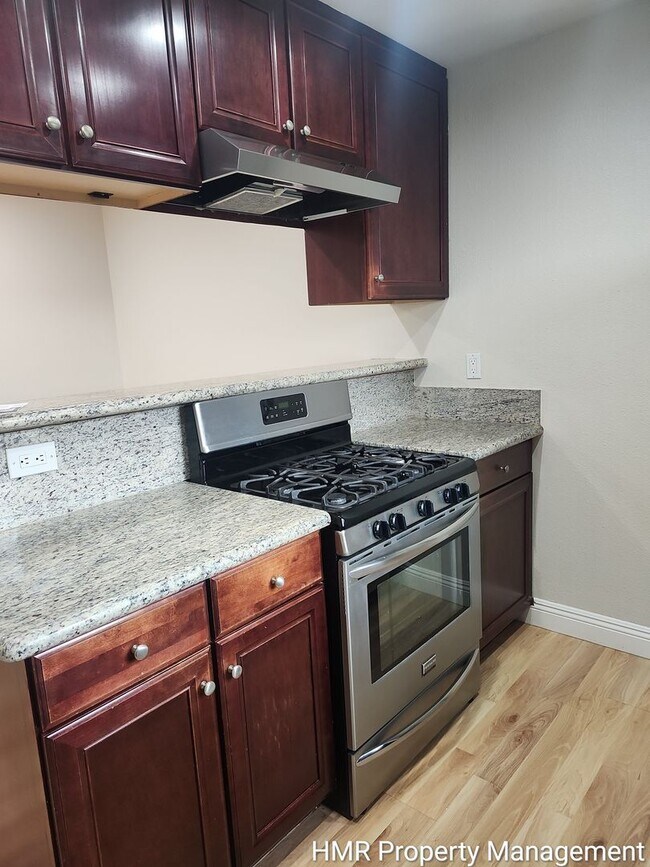 Building Photo - Large Condo in Claremont