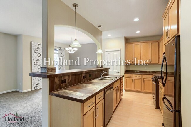 Building Photo - 4949 SW 141st Ave