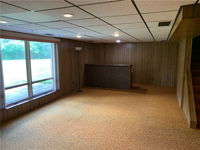 Building Photo - 20 Pine Hill Dr
