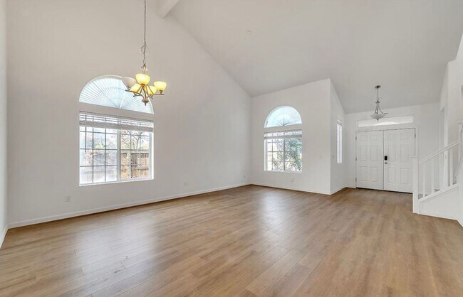 Building Photo - Elegant 5-Bedroom, 3.5-Bathroom Home