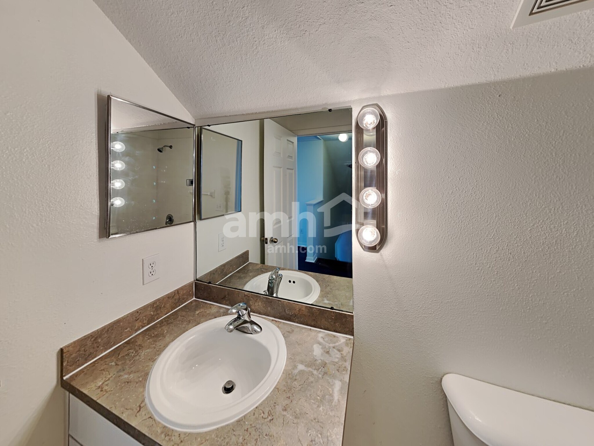 Building Photo - 9643 Patrician Dr