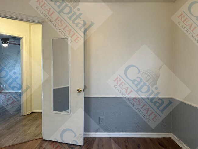 Building Photo - Cozy Cottage