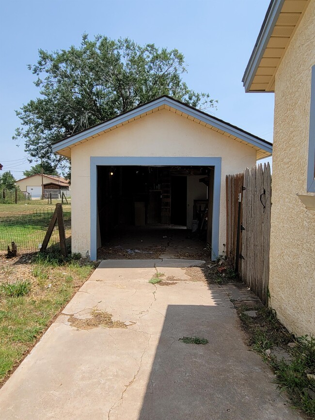 Building Photo - 1327 S Avenue C