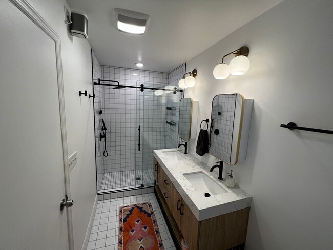 Building Photo - 612 Freda Villa