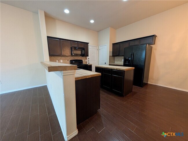 Building Photo - 660 Creekside Cir