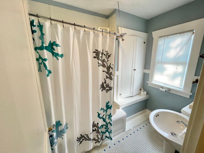 Building Photo - Lovely Craftsman in the Heart of Ballard / Phinney