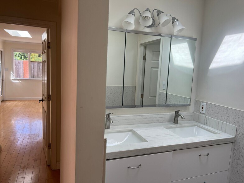 Building Photo - 6 Mount Hood Ct