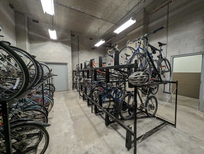 Building Photo - 100 E 14th St