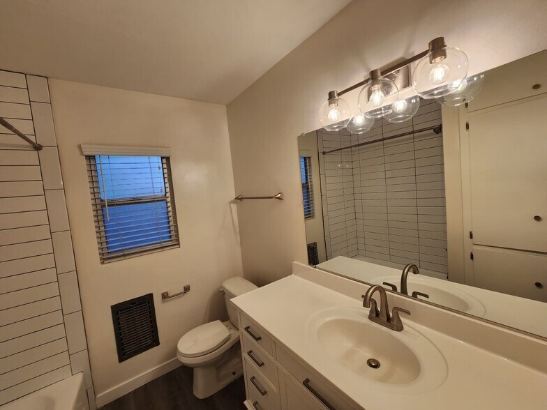 Building Photo - 701 S Osage Ave