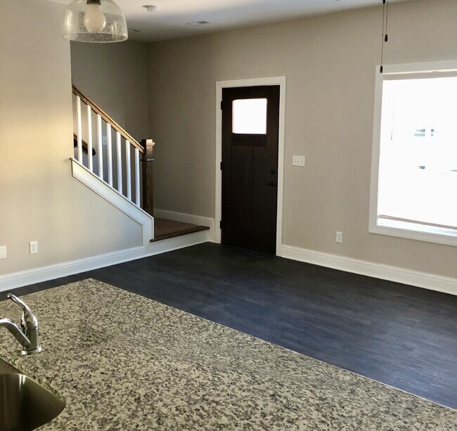 Building Photo - 3BD 2.5 BA TOWNHOME FOR RENT - WITHIN WALKING DISTANCE OF TTU