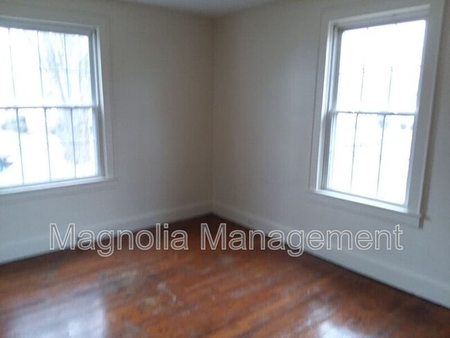 Building Photo - 410 Young St