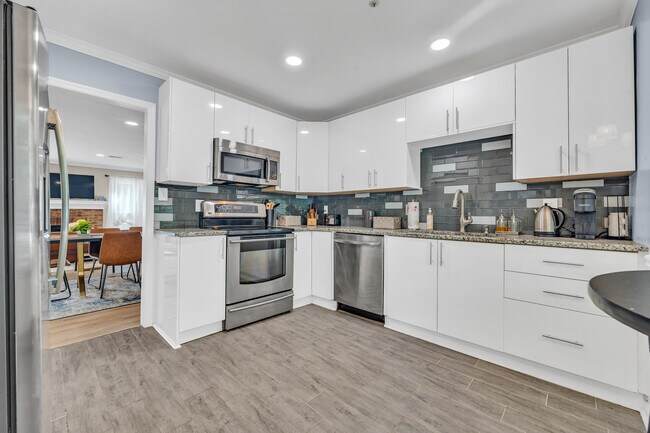 Building Photo - 586 Saint James Walk SE