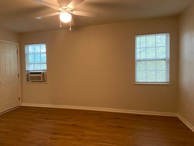 Building Photo - CUTE 2 BEDROOM