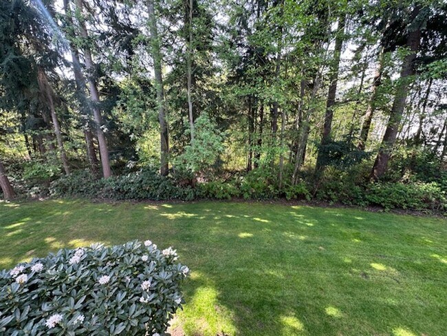 Building Photo - Beautifully Updated 2 Bedroom Condo