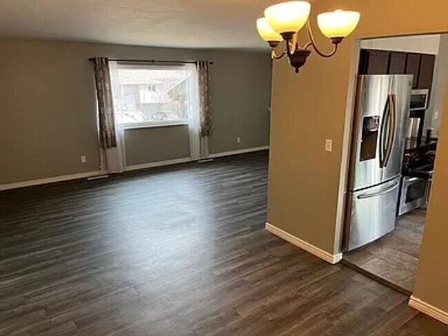 Building Photo - 2660 Villa Loma Dr