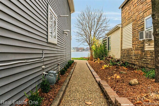 Building Photo - 121 N Shore Dr