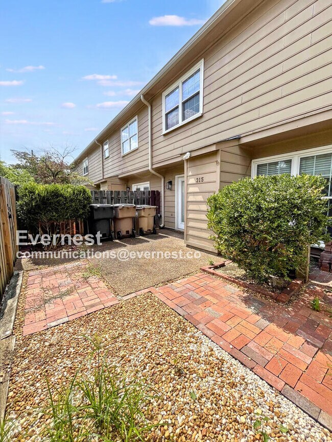Building Photo - 5600 Country Dr