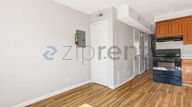 Building Photo - Unit APT B
