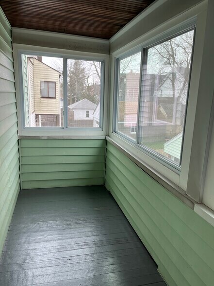 Building Photo - 47 Quaker Ln S