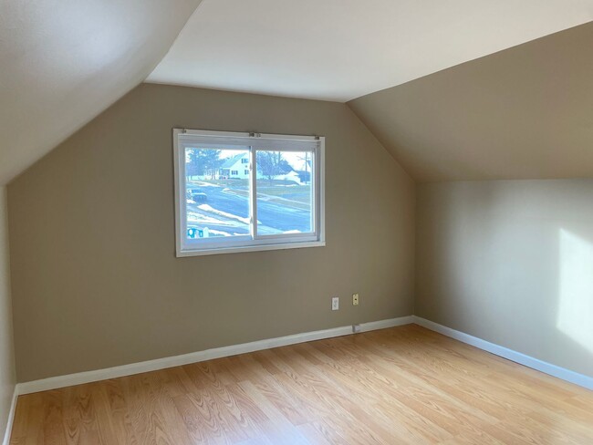 Building Photo - Spacious 4 bedroom, 2 Bathroom in Middleto...