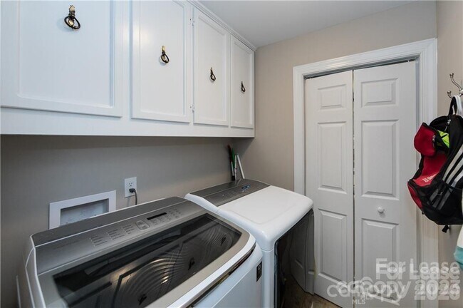 Building Photo - 8511 Viking Dr