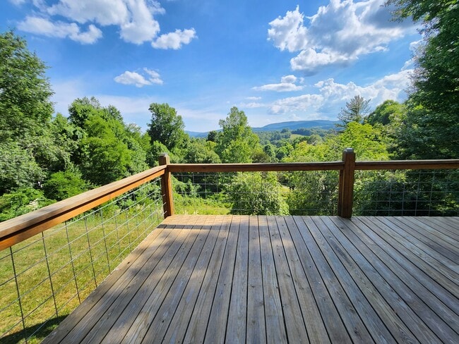 Building Photo - 640 Fairview Heights