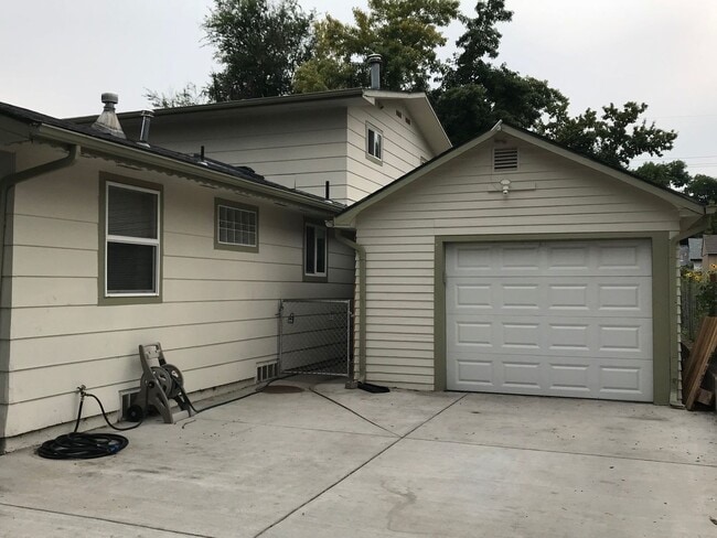 Building Photo - 4 Bedroom Duplex