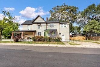 Building Photo - Charming 1 Bedroom with Natural Light & Basement Laundry