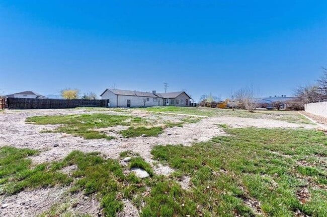 Building Photo - 3 Bed 2.5 Bath Home Available!