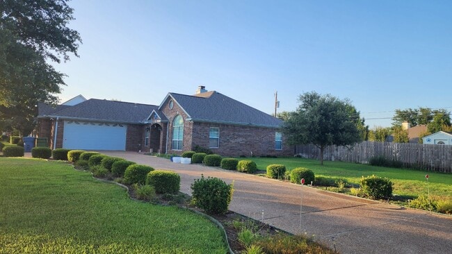 Building Photo - 4/2 in MIDWAY ISD