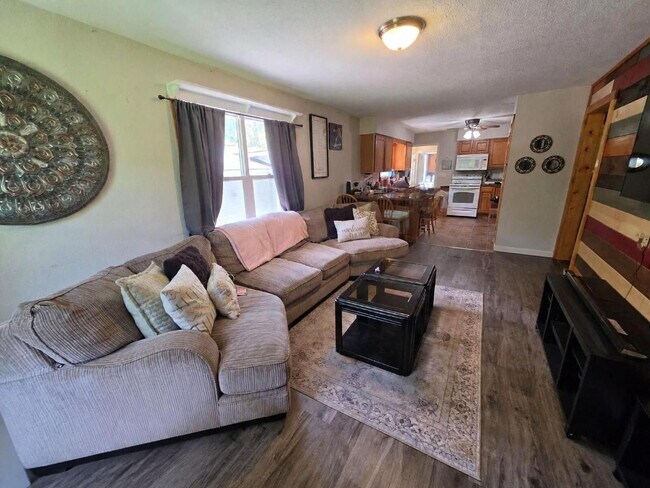 Building Photo - Country Living on 2.5 Acres Just Minutes from Eau Claire – 3 Bedroom Home with Bonus Rooms, Garag...