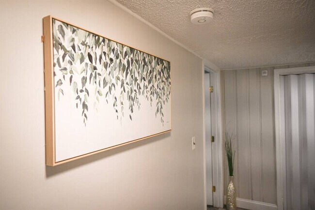 Building Photo - 1544 Oakridge Rd