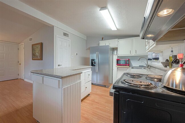 Building Photo - 2520 Richmond St