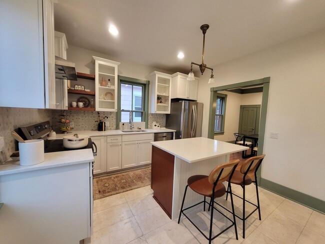 Building Photo - Beautifully renovated home in the highly d...